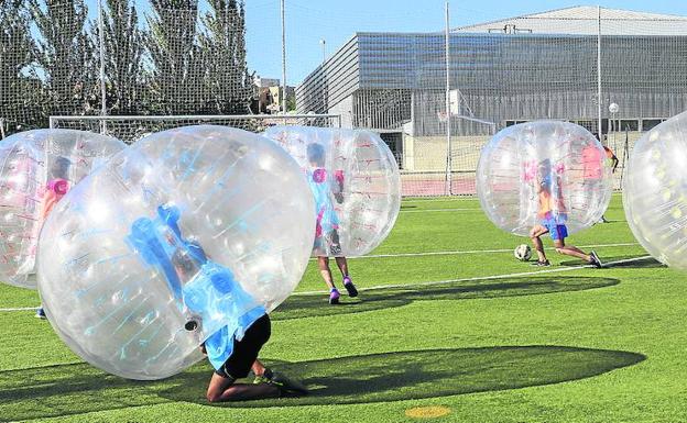 Un partido de ‘fútbol burbuja’ en Carbajosa. 