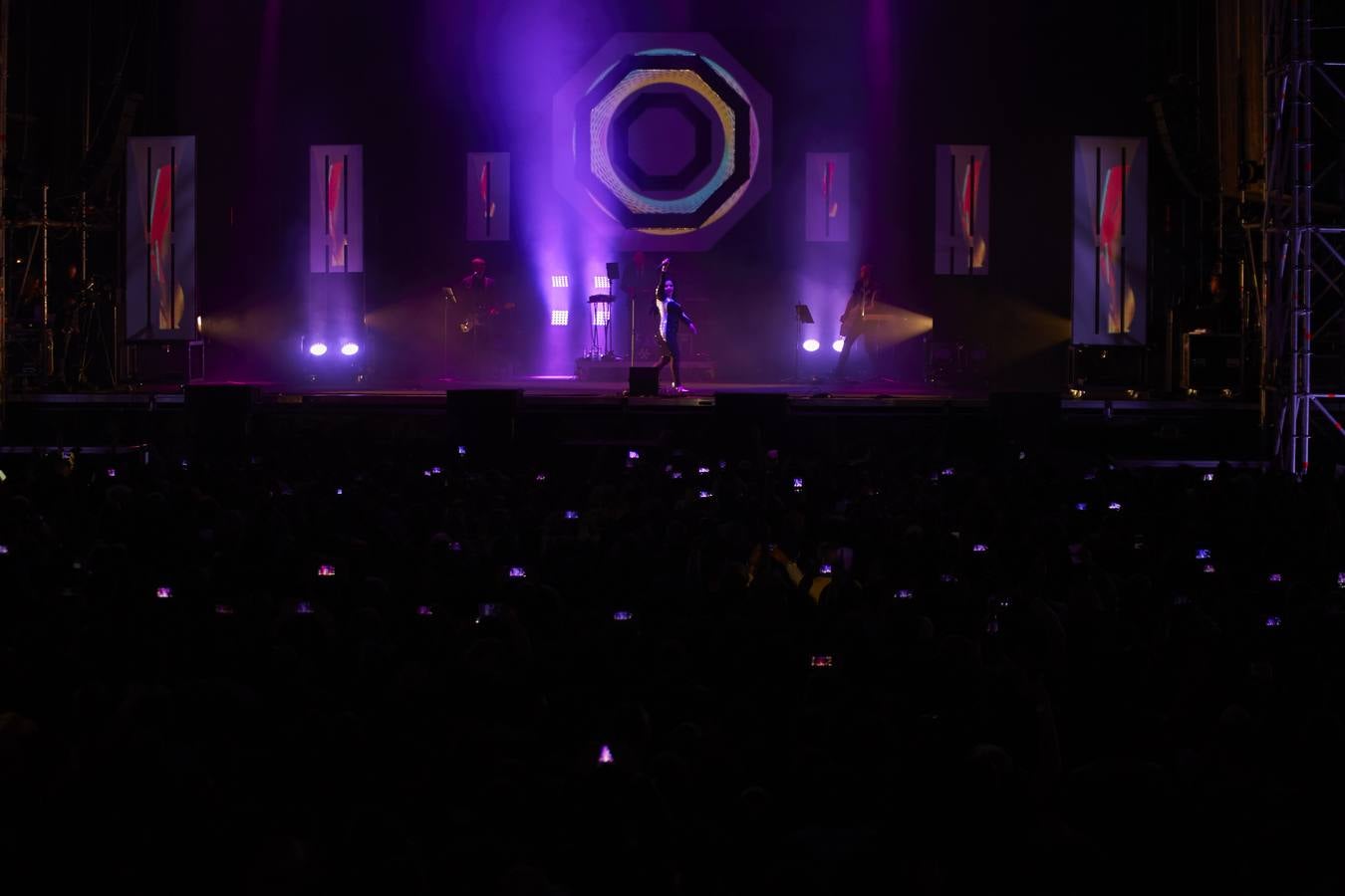 El plantel de la noche prometía, con Leiva, Fangoria, Sidonie, Coque Maya y Xoel López. Y con ellos, 25.000 personas pudieron disfrutar de la completa oferta musical que se fue sucediendo entre los escenarios Ribera del Duero y Aranda. Con el cartel de no hay billetes colgado desde última hora del jueves, la organización decidió duplicar anoche los carriles de entrada al recinto para evitar las colas que se formaron en la jornada del jueves y generaron las quejas de algunos usuarios.