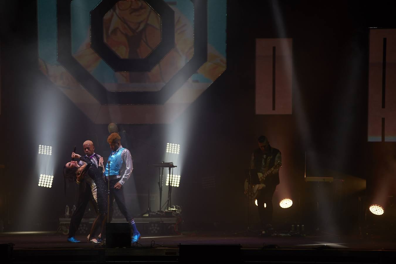 El plantel de la noche prometía, con Leiva, Fangoria, Sidonie, Coque Maya y Xoel López. Y con ellos, 25.000 personas pudieron disfrutar de la completa oferta musical que se fue sucediendo entre los escenarios Ribera del Duero y Aranda. Con el cartel de no hay billetes colgado desde última hora del jueves, la organización decidió duplicar anoche los carriles de entrada al recinto para evitar las colas que se formaron en la jornada del jueves y generaron las quejas de algunos usuarios.