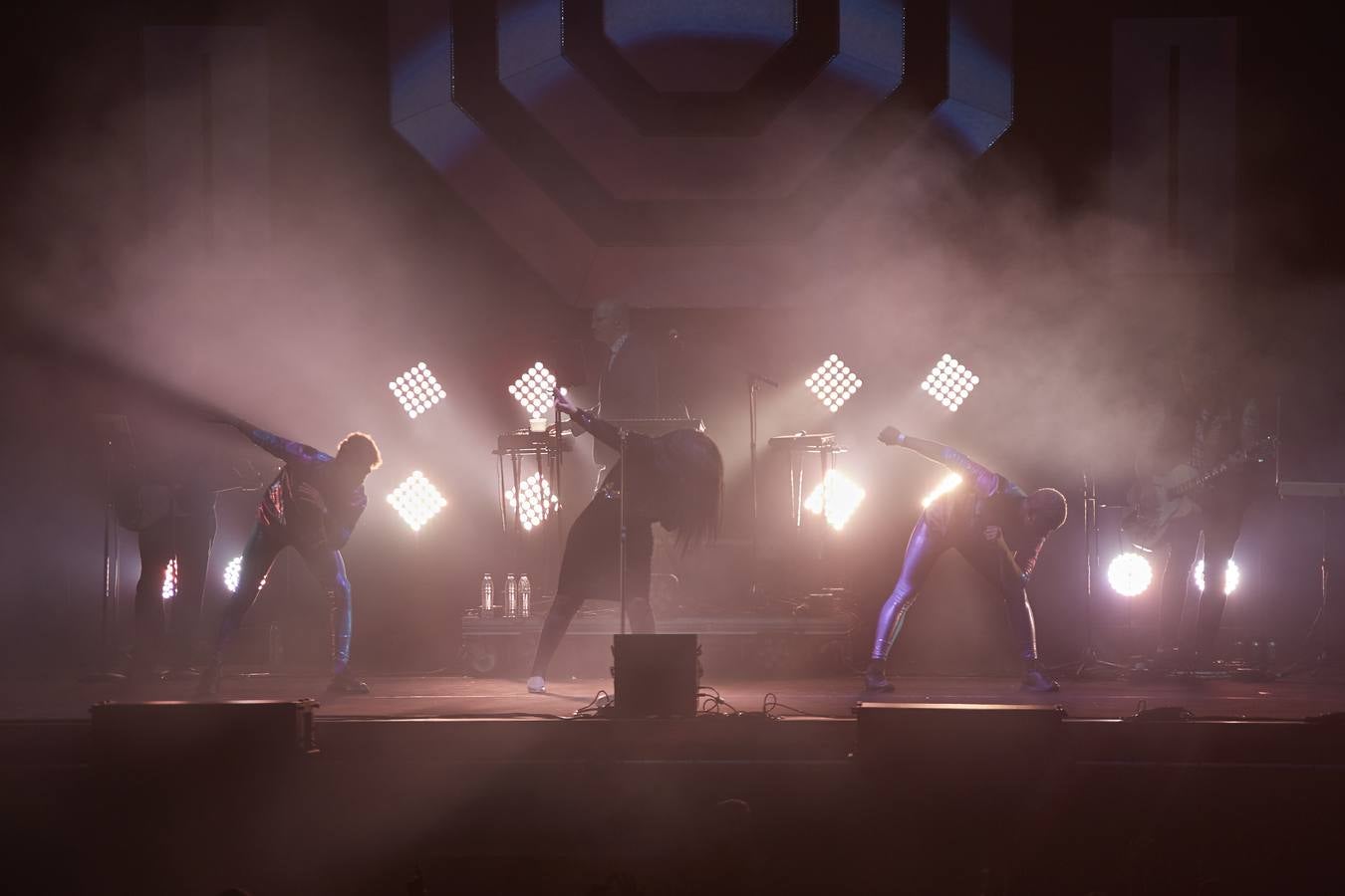 El plantel de la noche prometía, con Leiva, Fangoria, Sidonie, Coque Maya y Xoel López. Y con ellos, 25.000 personas pudieron disfrutar de la completa oferta musical que se fue sucediendo entre los escenarios Ribera del Duero y Aranda. Con el cartel de no hay billetes colgado desde última hora del jueves, la organización decidió duplicar anoche los carriles de entrada al recinto para evitar las colas que se formaron en la jornada del jueves y generaron las quejas de algunos usuarios.