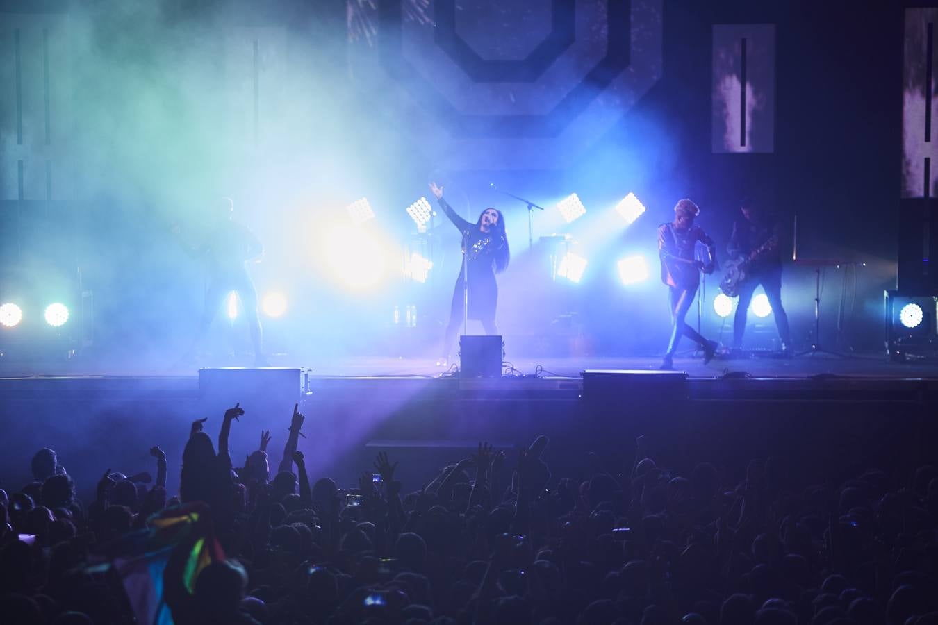 El plantel de la noche prometía, con Leiva, Fangoria, Sidonie, Coque Maya y Xoel López. Y con ellos, 25.000 personas pudieron disfrutar de la completa oferta musical que se fue sucediendo entre los escenarios Ribera del Duero y Aranda. Con el cartel de no hay billetes colgado desde última hora del jueves, la organización decidió duplicar anoche los carriles de entrada al recinto para evitar las colas que se formaron en la jornada del jueves y generaron las quejas de algunos usuarios.