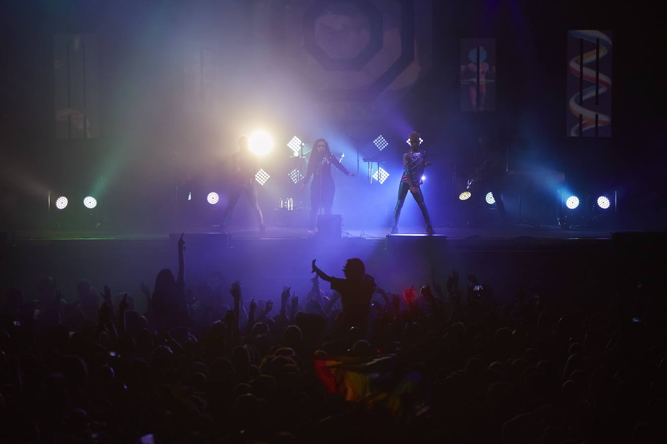 El plantel de la noche prometía, con Leiva, Fangoria, Sidonie, Coque Maya y Xoel López. Y con ellos, 25.000 personas pudieron disfrutar de la completa oferta musical que se fue sucediendo entre los escenarios Ribera del Duero y Aranda. Con el cartel de no hay billetes colgado desde última hora del jueves, la organización decidió duplicar anoche los carriles de entrada al recinto para evitar las colas que se formaron en la jornada del jueves y generaron las quejas de algunos usuarios.