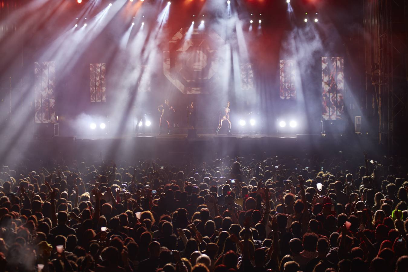 El plantel de la noche prometía, con Leiva, Fangoria, Sidonie, Coque Maya y Xoel López. Y con ellos, 25.000 personas pudieron disfrutar de la completa oferta musical que se fue sucediendo entre los escenarios Ribera del Duero y Aranda. Con el cartel de no hay billetes colgado desde última hora del jueves, la organización decidió duplicar anoche los carriles de entrada al recinto para evitar las colas que se formaron en la jornada del jueves y generaron las quejas de algunos usuarios.