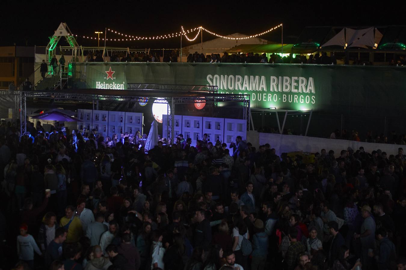 El plantel de la noche prometía, con Leiva, Fangoria, Sidonie, Coque Maya y Xoel López. Y con ellos, 25.000 personas pudieron disfrutar de la completa oferta musical que se fue sucediendo entre los escenarios Ribera del Duero y Aranda. Con el cartel de no hay billetes colgado desde última hora del jueves, la organización decidió duplicar anoche los carriles de entrada al recinto para evitar las colas que se formaron en la jornada del jueves y generaron las quejas de algunos usuarios.