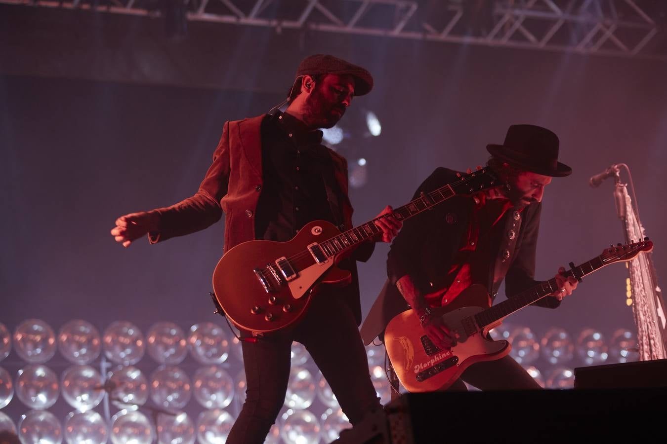 El plantel de la noche prometía, con Leiva, Fangoria, Sidonie, Coque Maya y Xoel López. Y con ellos, 25.000 personas pudieron disfrutar de la completa oferta musical que se fue sucediendo entre los escenarios Ribera del Duero y Aranda. Con el cartel de no hay billetes colgado desde última hora del jueves, la organización decidió duplicar anoche los carriles de entrada al recinto para evitar las colas que se formaron en la jornada del jueves y generaron las quejas de algunos usuarios.