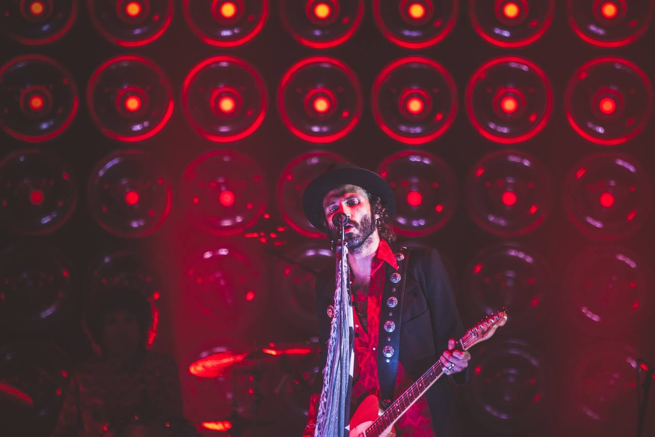 El plantel de la noche prometía, con Leiva, Fangoria, Sidonie, Coque Maya y Xoel López. Y con ellos, 25.000 personas pudieron disfrutar de la completa oferta musical que se fue sucediendo entre los escenarios Ribera del Duero y Aranda. Con el cartel de no hay billetes colgado desde última hora del jueves, la organización decidió duplicar anoche los carriles de entrada al recinto para evitar las colas que se formaron en la jornada del jueves y generaron las quejas de algunos usuarios.