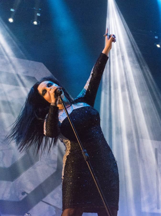 El plantel de la noche prometía, con Leiva, Fangoria, Sidonie, Coque Maya y Xoel López. Y con ellos, 25.000 personas pudieron disfrutar de la completa oferta musical que se fue sucediendo entre los escenarios Ribera del Duero y Aranda. Con el cartel de no hay billetes colgado desde última hora del jueves, la organización decidió duplicar anoche los carriles de entrada al recinto para evitar las colas que se formaron en la jornada del jueves y generaron las quejas de algunos usuarios.