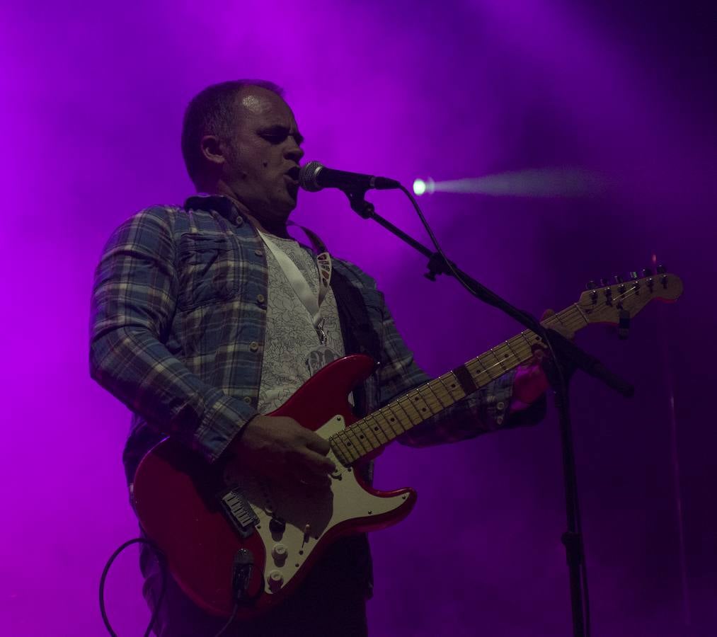 El plantel de la noche prometía, con Leiva, Fangoria, Sidonie, Coque Maya y Xoel López. Y con ellos, 25.000 personas pudieron disfrutar de la completa oferta musical que se fue sucediendo entre los escenarios Ribera del Duero y Aranda. Con el cartel de no hay billetes colgado desde última hora del jueves, la organización decidió duplicar anoche los carriles de entrada al recinto para evitar las colas que se formaron en la jornada del jueves y generaron las quejas de algunos usuarios.