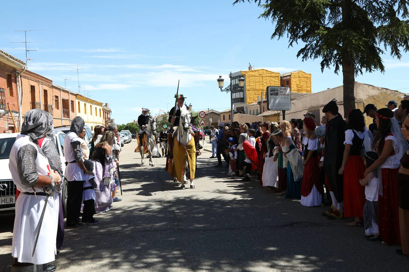 Becerril festeja la visita del emperador