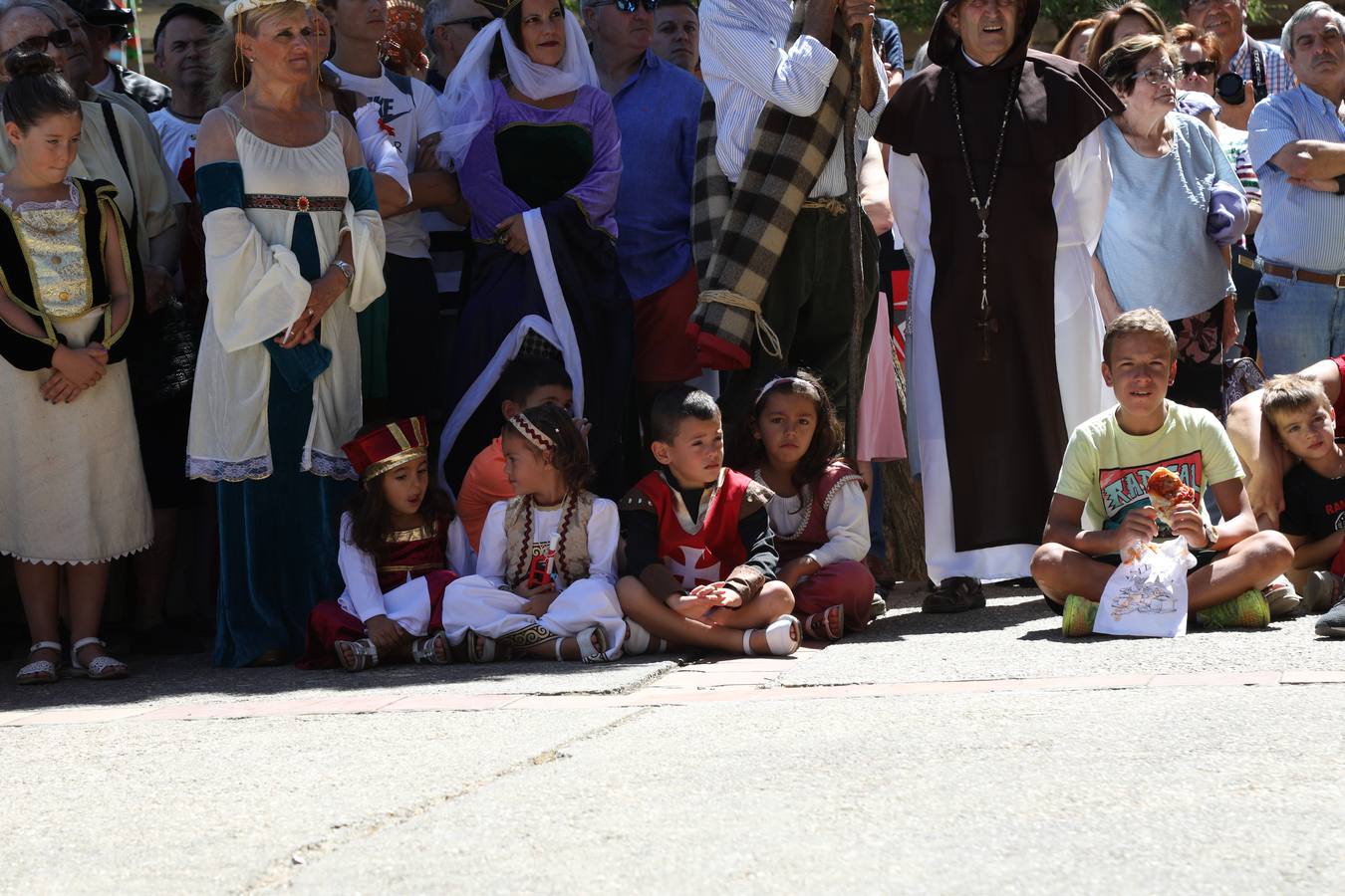 Becerril festeja la visita del emperador