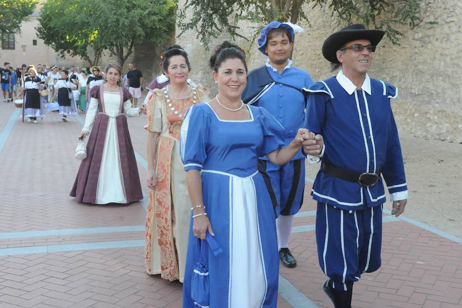 Los ciudadanos de Olmedo disfrutaron en la noche del sábado del regreso del caballero Don Alonso Manrique a su localidad natal. El motivo: la representación popular que por sexto año consecutivo realizaron en el coso adosado a la muralla.