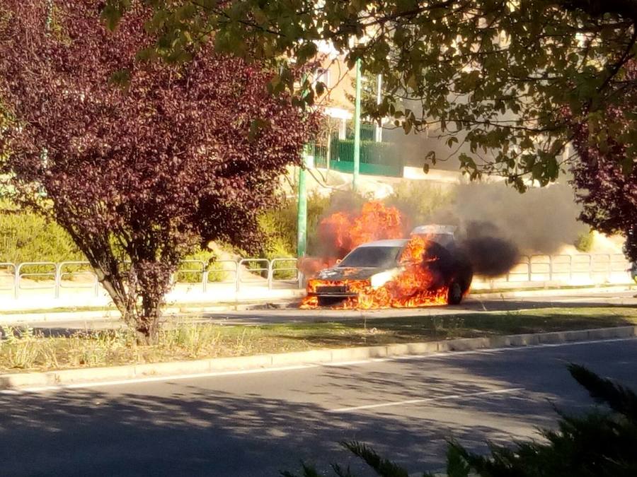 Un coche ardió ayer a las puertas del cuartel de la Guardia Civil en San Isidro. A la conductora solo la dio tiempo de bajarse del vehículo, antes de ver como el fuego consumia el auto. 