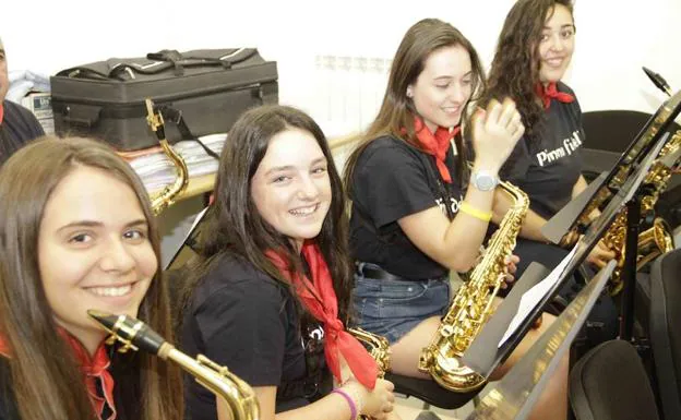 Cristina, Cristina, Carmen y Marina, saxofones en la Banda de Peñafiel.