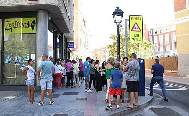 Clientes ante las oficinas cerradas de Zep Travel.