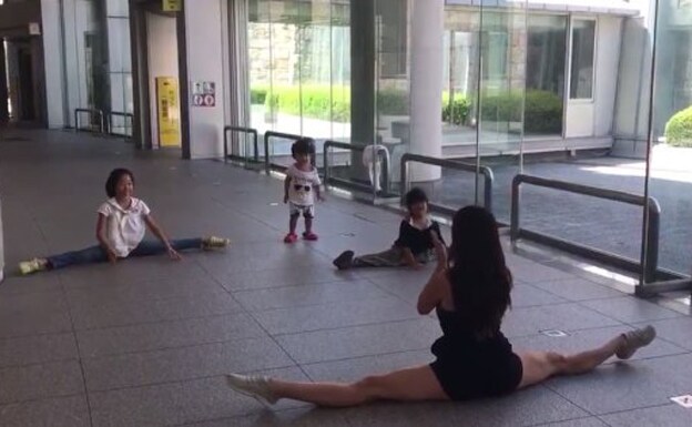 Almudena Cid, frente a las niñas japonesas que imitaban sus ejercicios. 