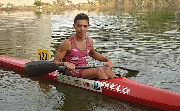 Imagen principal - Un participante en los momentos previos a la regata. En la parte inferior cuatro de los kayakistas posan con sus canoas