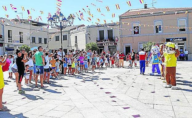La plaza de España llena para jugar con los miembros de la ‘Patrulla Canina’.