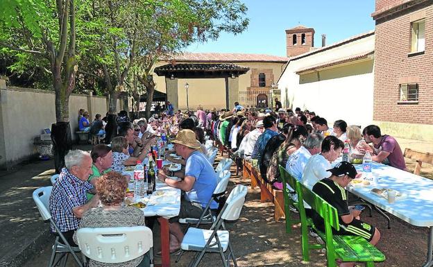 Participantes en la paellada de Bárcena de Campos. 