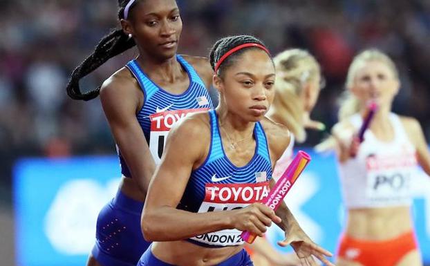 Allyson Felix recoge el testigo en el 4x400. 