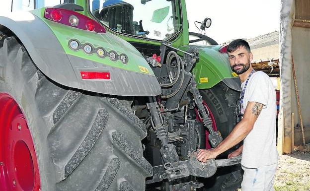 Rodrigo Gil junto al tractor equipado con el ordenador de piloto automático. 