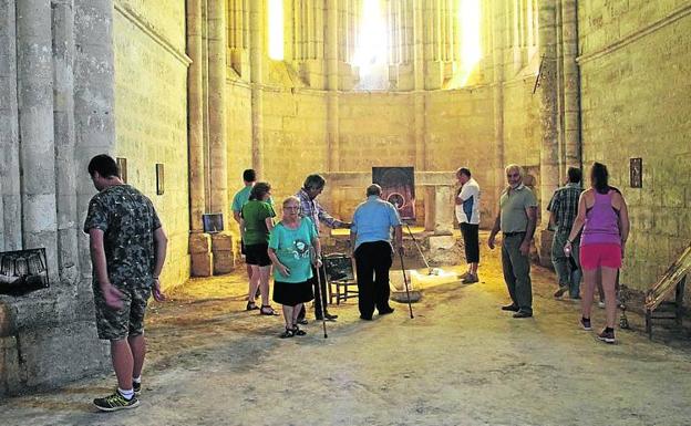 Visitantes en la exposicion en el monasterio. 