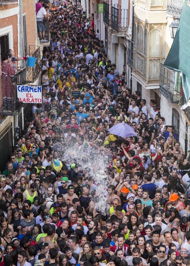 La alta participación no impidió que el pasacalles llegase a hora a su destino, la espectacular plaza del Coso