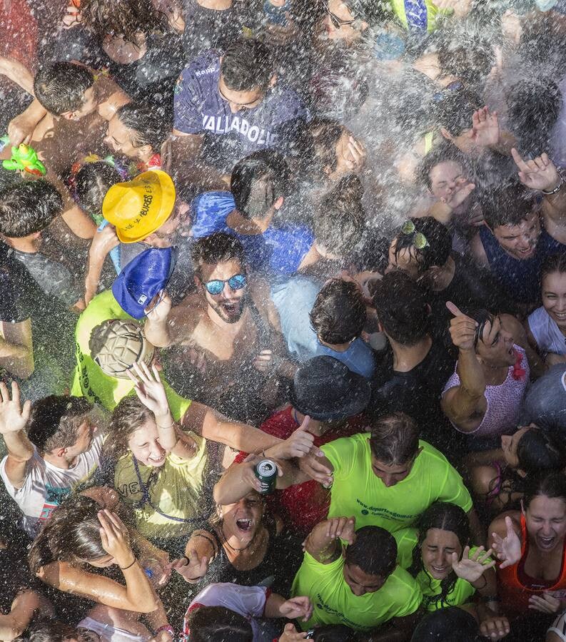 La alta participación no impidió que el pasacalles llegase a hora a su destino, la espectacular plaza del Coso