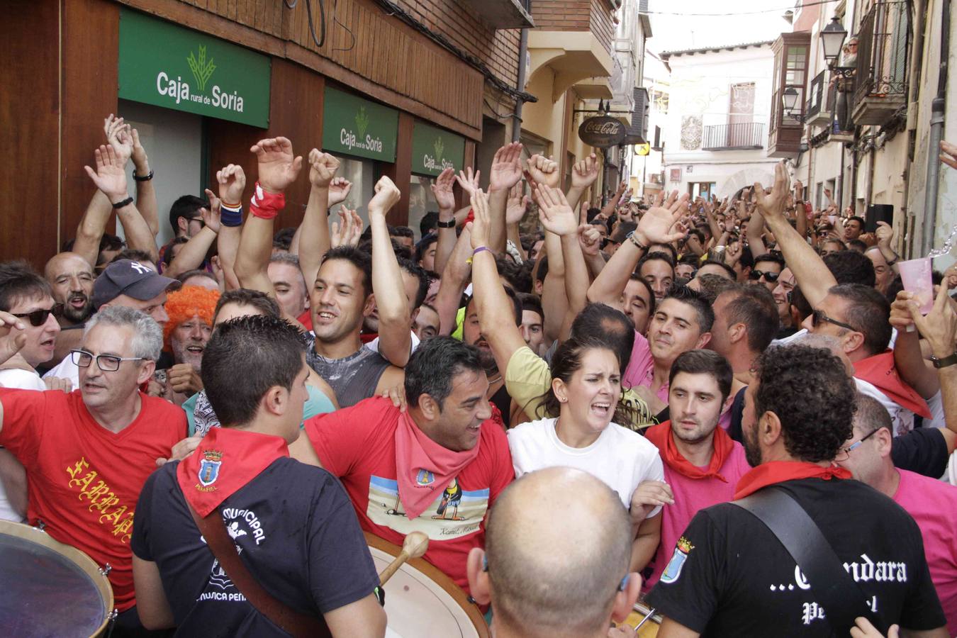 La alta participación no impidió que el pasacalles llegase a hora a su destino, la espectacular plaza del Coso