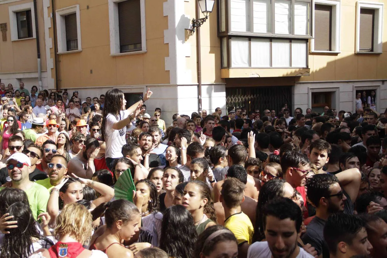 La alta participación no impidió que el pasacalles llegase a hora a su destino, la espectacular plaza del Coso