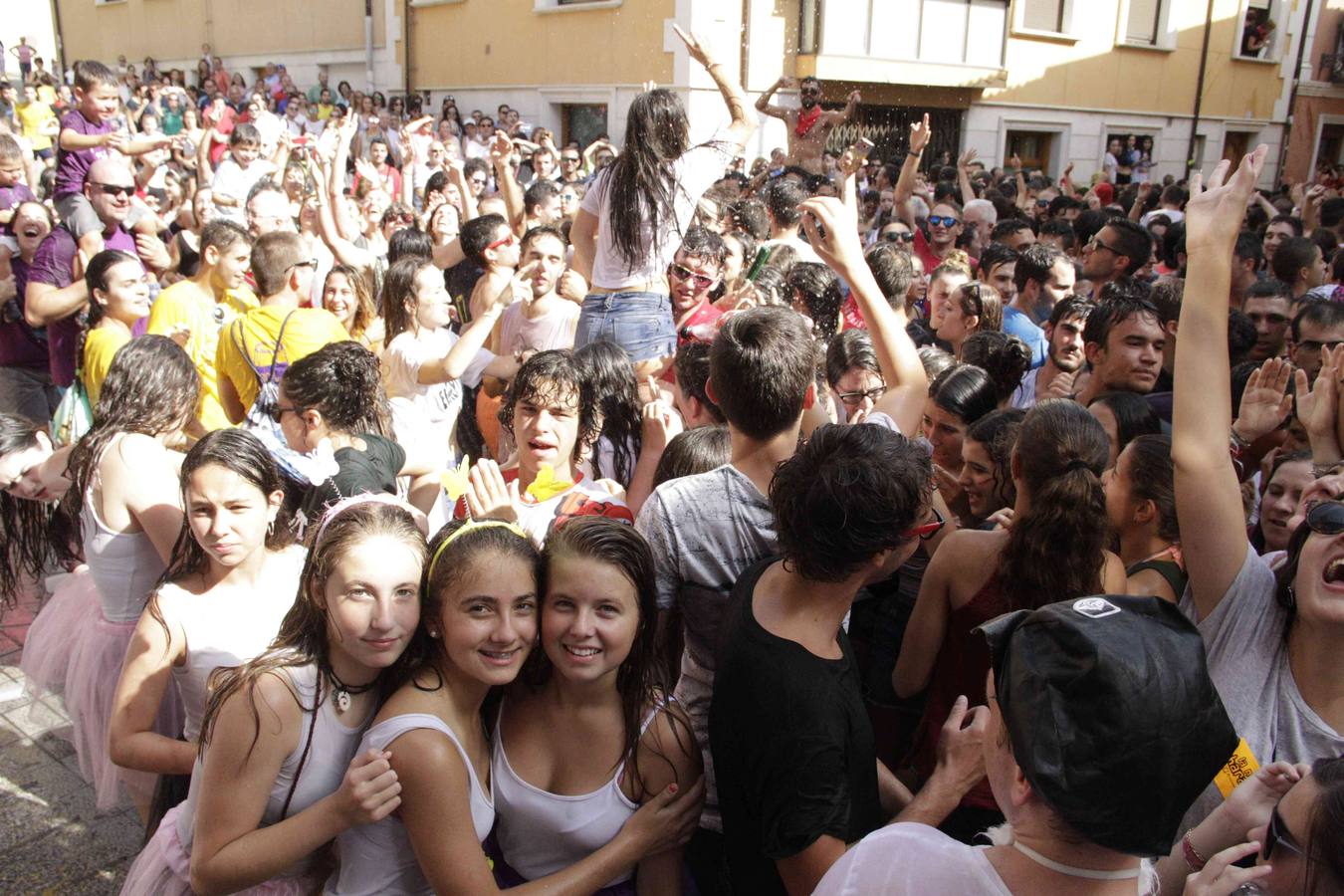 La alta participación no impidió que el pasacalles llegase a hora a su destino, la espectacular plaza del Coso