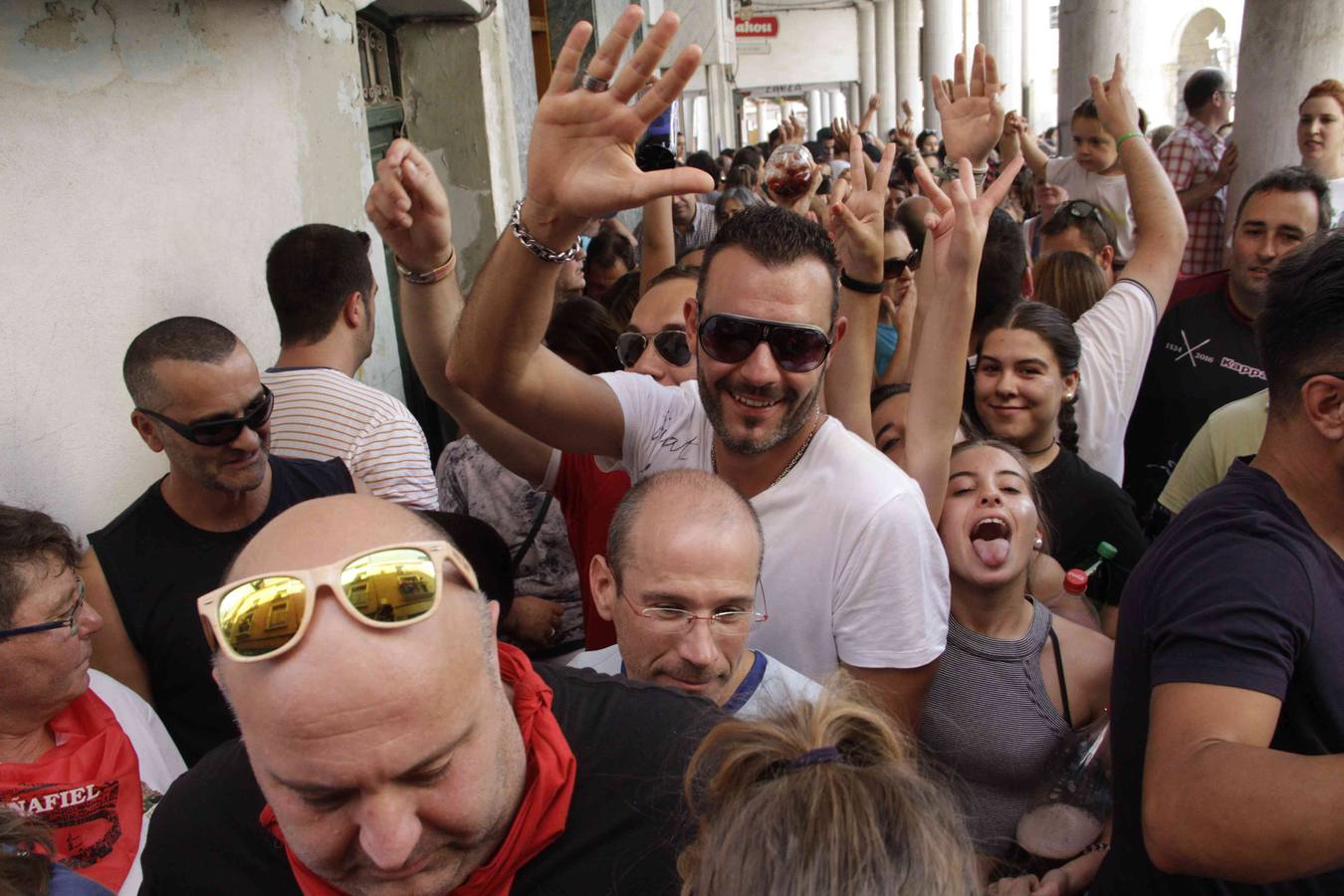 La alta participación no impidió que el pasacalles llegase a hora a su destino, la espectacular plaza del Coso