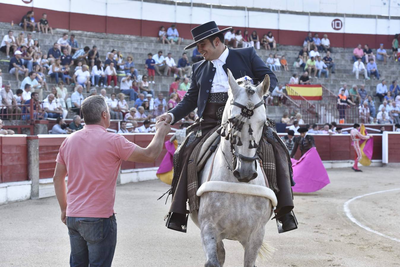 Álvaro García y Antonio Catalán 'Toñete' salieron por la puerta grande a hombros de los quintos