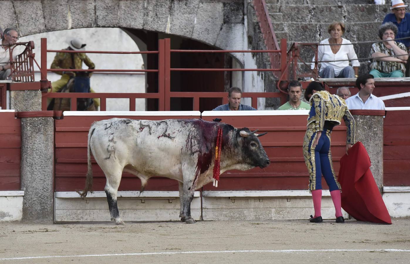 Álvaro García y Antonio Catalán 'Toñete' salieron por la puerta grande a hombros de los quintos