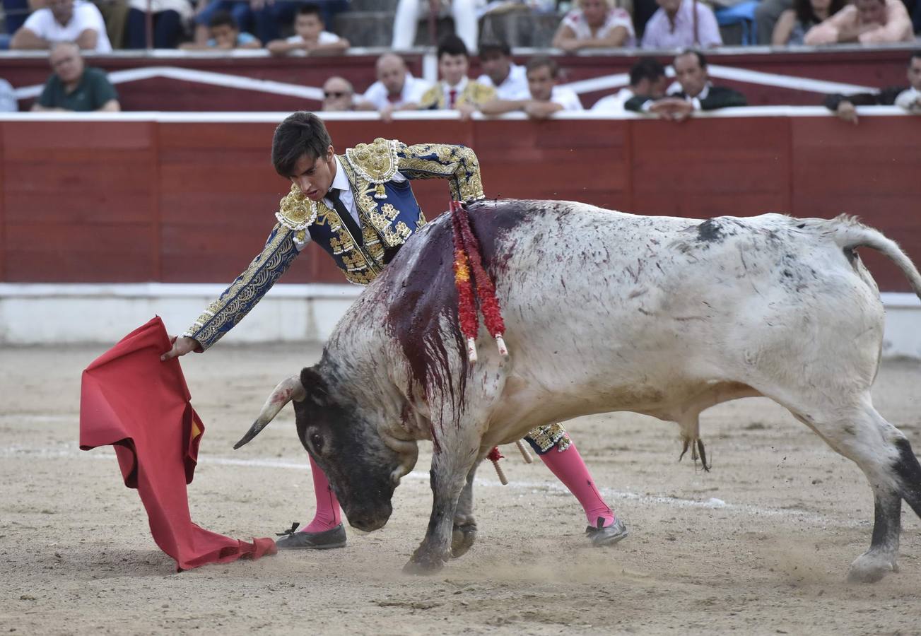 Álvaro García y Antonio Catalán 'Toñete' salieron por la puerta grande a hombros de los quintos