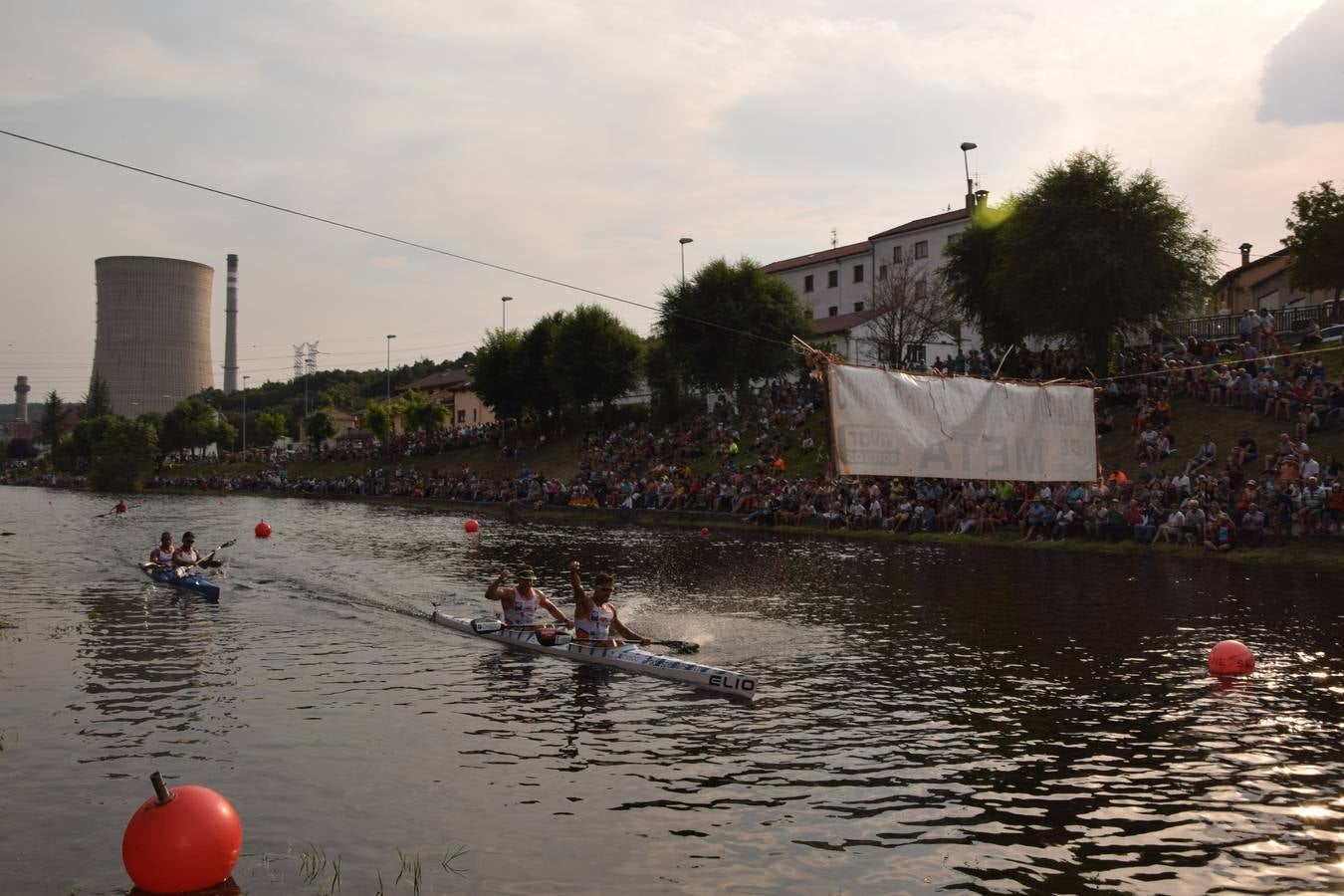 La competición contó con la participación de 320 palistas y 247 embarcaciones