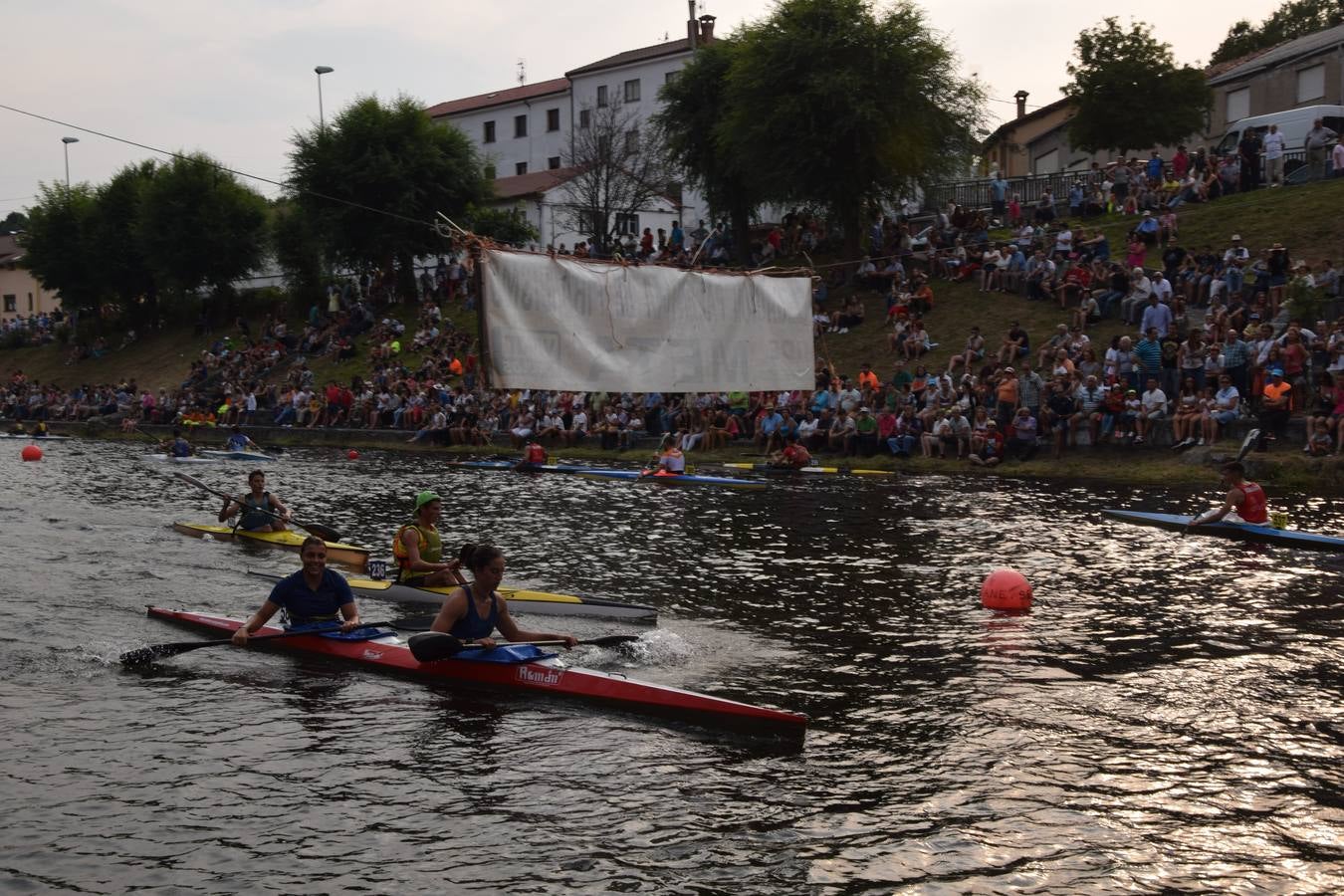 La competición contó con la participación de 320 palistas y 247 embarcaciones