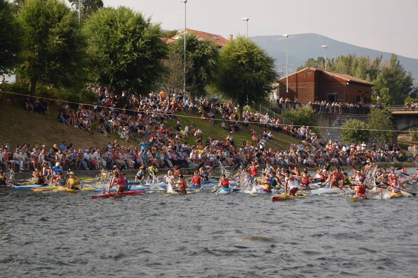 La competición contó con la participación de 320 palistas y 247 embarcaciones
