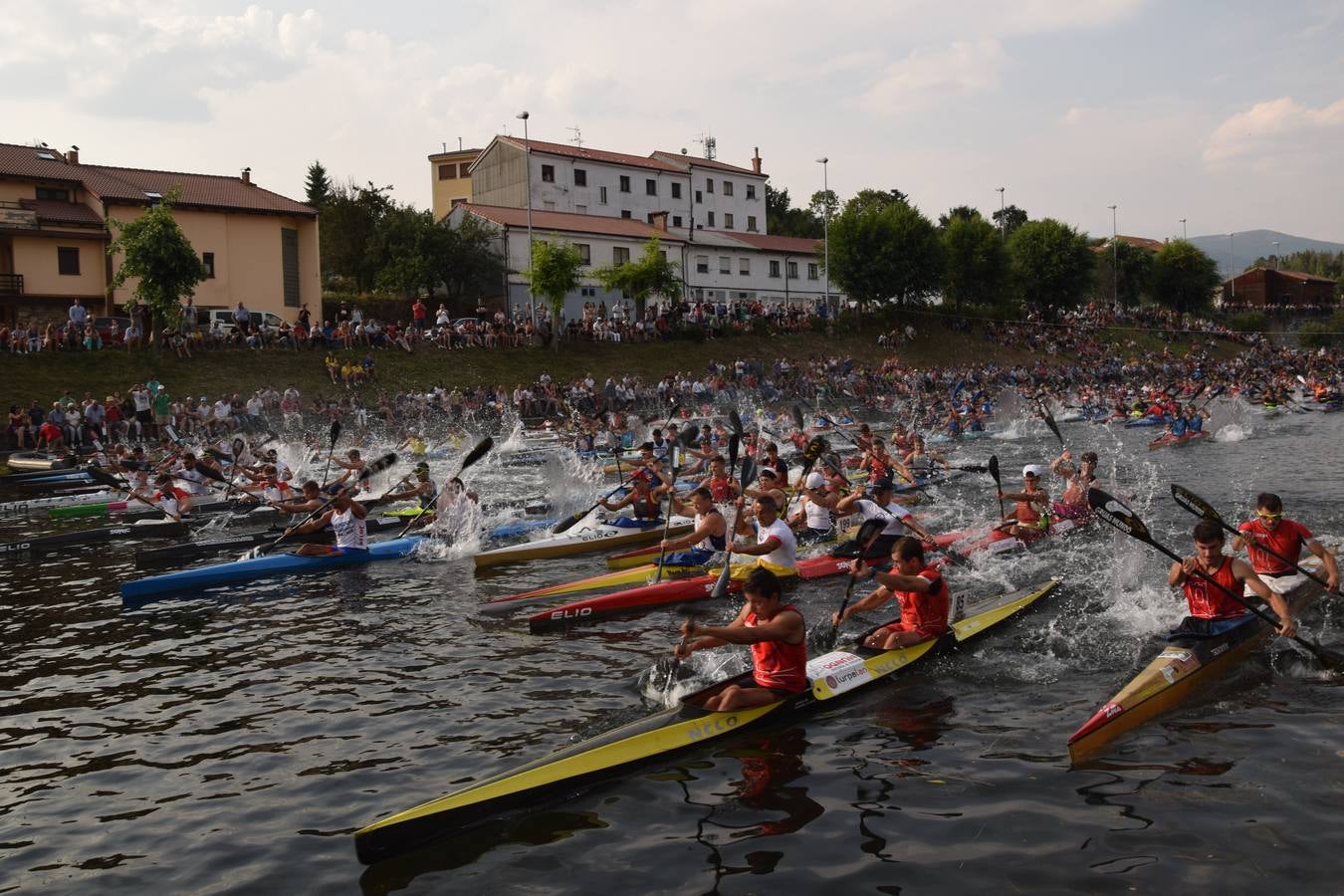 La competición contó con la participación de 320 palistas y 247 embarcaciones