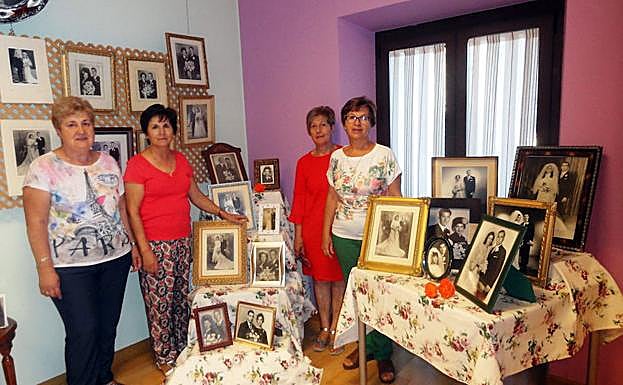 Las cuatro mujeres de la directiva de la asociación, en un rincón de la exposición. 