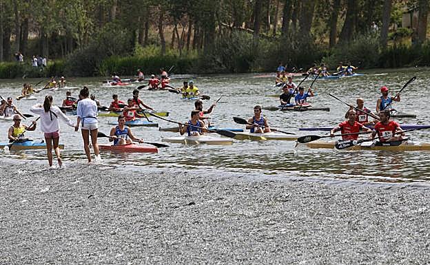 Varios participantes se preparan para iniciar el Descenso Internacional del Pisuerga, en Alar del Rey.