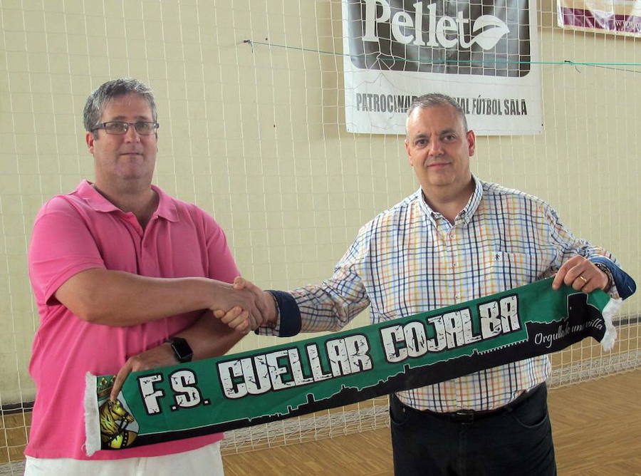 Paco Mellado (d), durante su presentación como entrenador del Naturpellet Cuéllar el pasado mes.