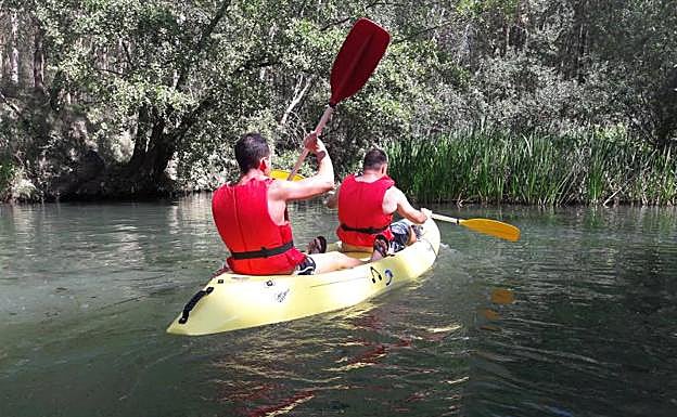 Dos de los beneficiarios de la terapia deportiva. 