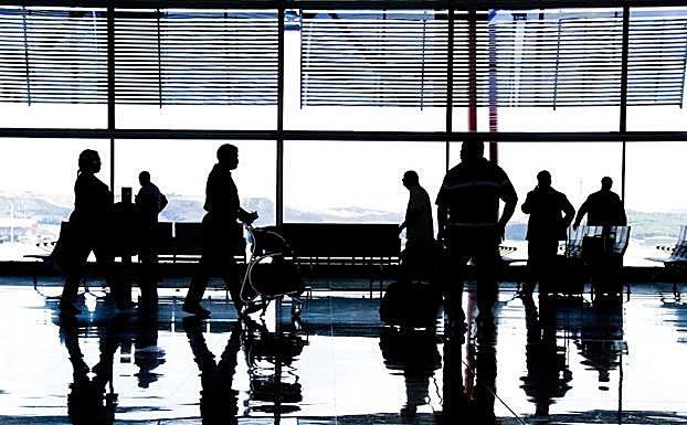 Pasajeros esperando en un aeropuerto 