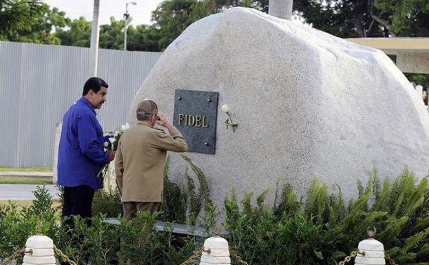 Nicolás Maduro (i), junto a Raúl Castro (d) ante la tumba de Fidel Castro.