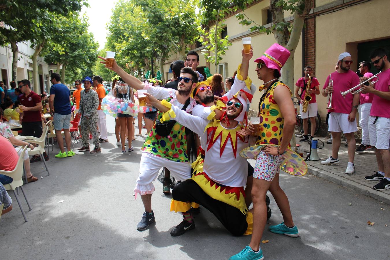 El vermú musical, basado en un concurso de disfraces de temática libre, es uno de los eventos que goza de más éxitos