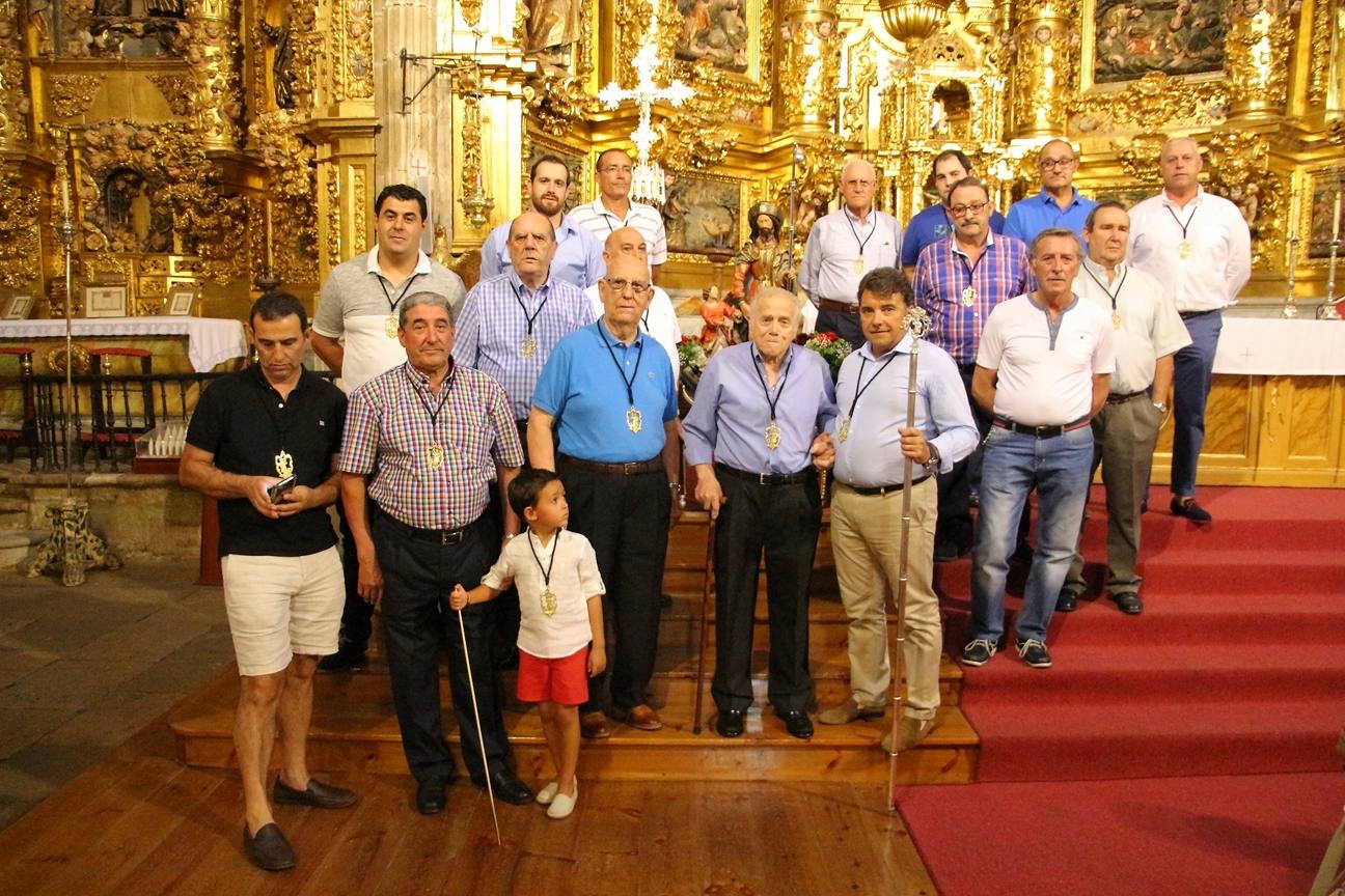 Tras la misa, que tuvo lugar en la iglesia de Santiago, los cofrades portaron a hombros la imagen del santo durante la procesión
