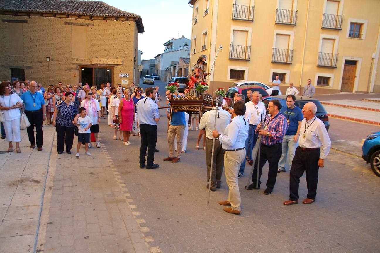 Tras la misa, que tuvo lugar en la iglesia de Santiago, los cofrades portaron a hombros la imagen del santo durante la procesión