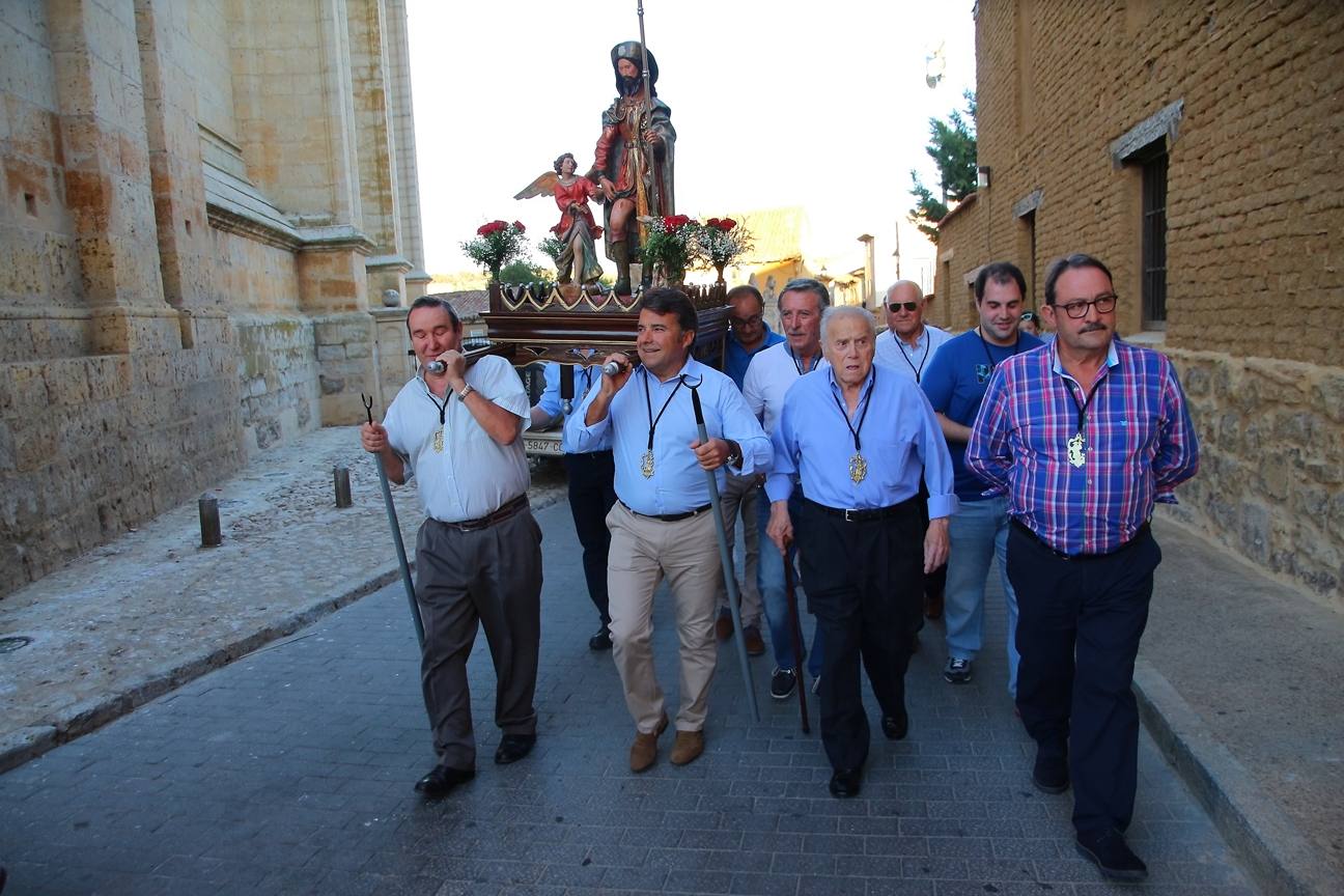 Tras la misa, que tuvo lugar en la iglesia de Santiago, los cofrades portaron a hombros la imagen del santo durante la procesión