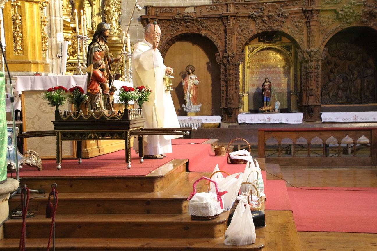 Tras la misa, que tuvo lugar en la iglesia de Santiago, los cofrades portaron a hombros la imagen del santo durante la procesión