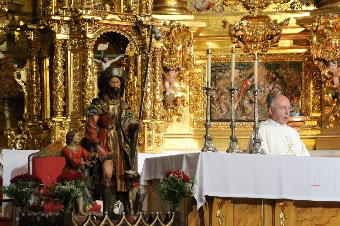 Tras la misa, que tuvo lugar en la iglesia de Santiago, los cofrades portaron a hombros la imagen del santo durante la procesión